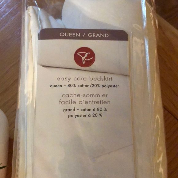 Queen easy care bedskirt - Picture 4 of 4